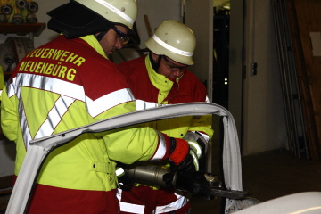 Unter fachlicher Anleitung von Steffen Klarmann durfte sich Andre Bichon aus Arnbach selbst Hand anlegen beim Spreizer, Rettungszylinder und Rettungsschere Unter fachlicher Anleitung von Steffen Klarmann durfte sich Andre Bichon aus Arnbach selbst Hand anlegen beim Spreizer, Rettungszylinder und Rettungsschere