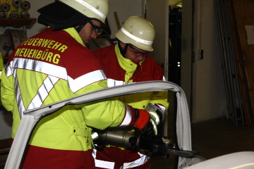 Unter fachlicher Anleitung von Steffen Klarmann durfte sich Andre Bichon aus Arnbach selbst Hand anlegen beim Spreizer, Rettungszylinder und Rettungsschere